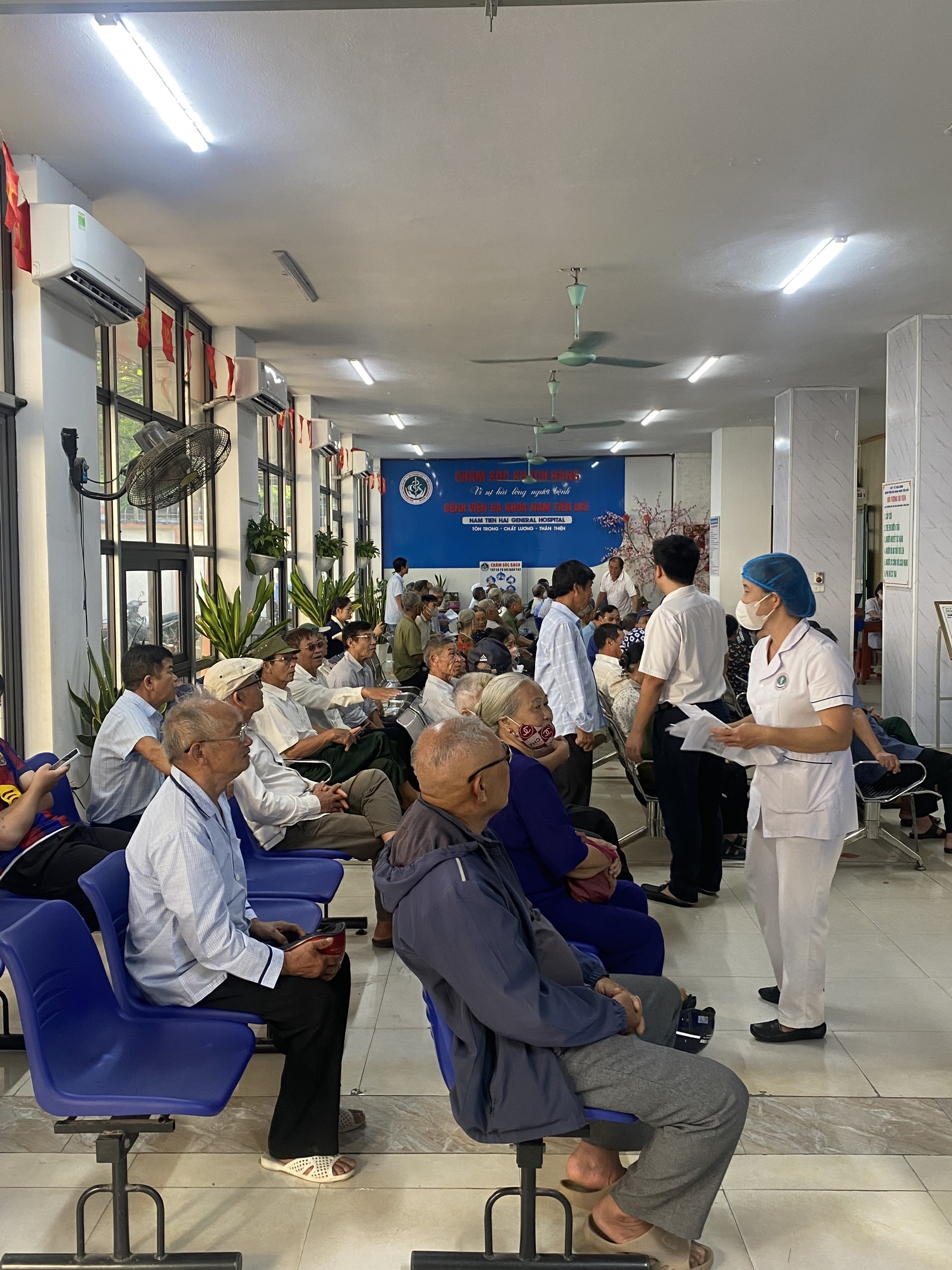 XÃ NAM TIỀN HẢI PHỐI HỢP VỚI BỆNH VIỆN ĐA KHOA NAM TIỀN HẢI TỔ CHỨC KHÁM BỆNH, CẤP THUỐC VÀ TẶNG QUÀ TRI ÂN CHO 153 THƯƠNG BỆNH BINH NHÂN KỶ NIỆM 79 NĂM NGÀY THƯƠNG BINH LIỆT SĨ