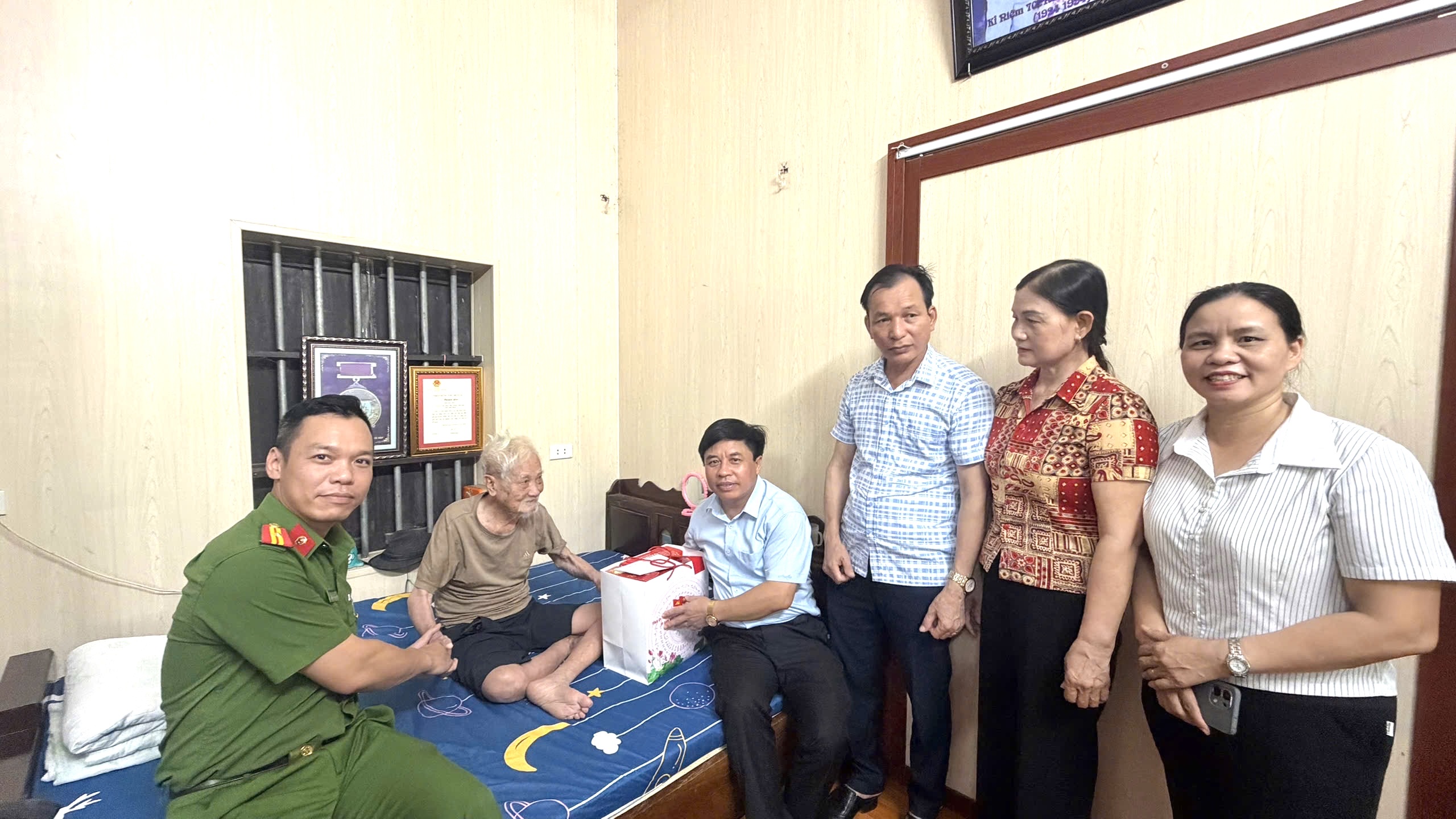 Đoàn đại biểu xã Nam Tiền Hải tổ chức thăm, tặng quà tri ân các gia đình chính sách nhân dịp kỷ niệm 79 năm Ngày Thương binh - Liệt sĩ (27/7/1947 – 27/7/2026)