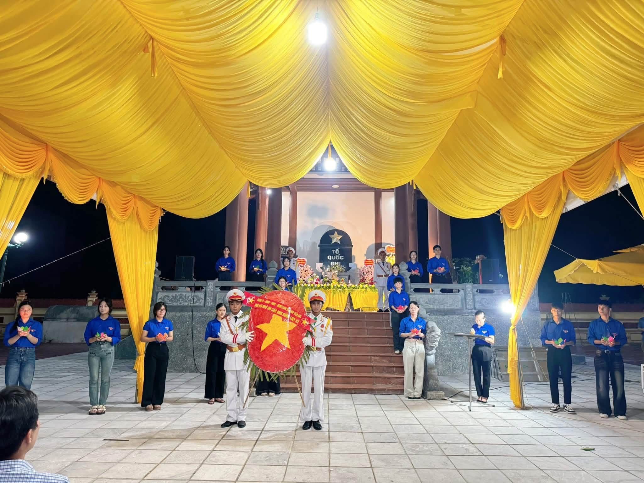 ĐOÀN ĐẠI BIỂU XÃ NAM TIỀN HẢI THĂM, ĐẶT VÒNG HOA VÀ THẮP NẾN TRI ÂN TẠI NGHĨA TRANG LIỆT SĨ NAM TRUNG, XÃ HƯNG PHÚ