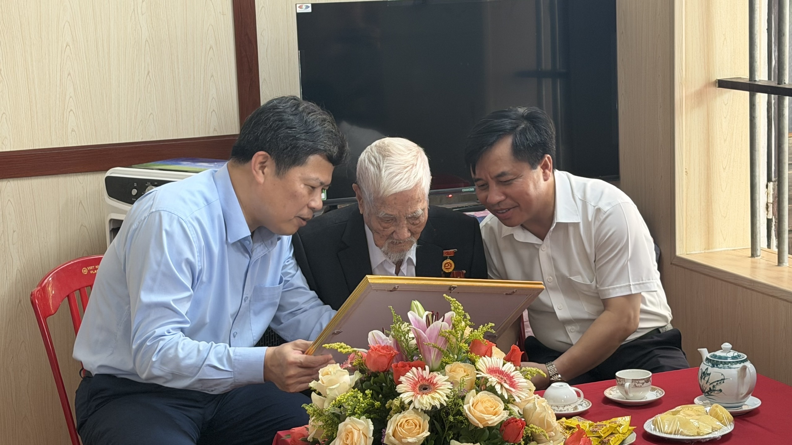 Đồng chí Trần Quốc Toản- Phó Bí thư Thường trực Tỉnh ủy cùng các đồng chí Lãnh đạo thường trực Đảng uỷ xã Nam Tiền Hải đến thăm và trao Bằng vinh danh người hoạt động cách mạng tại xã Nam Tiền Hải
