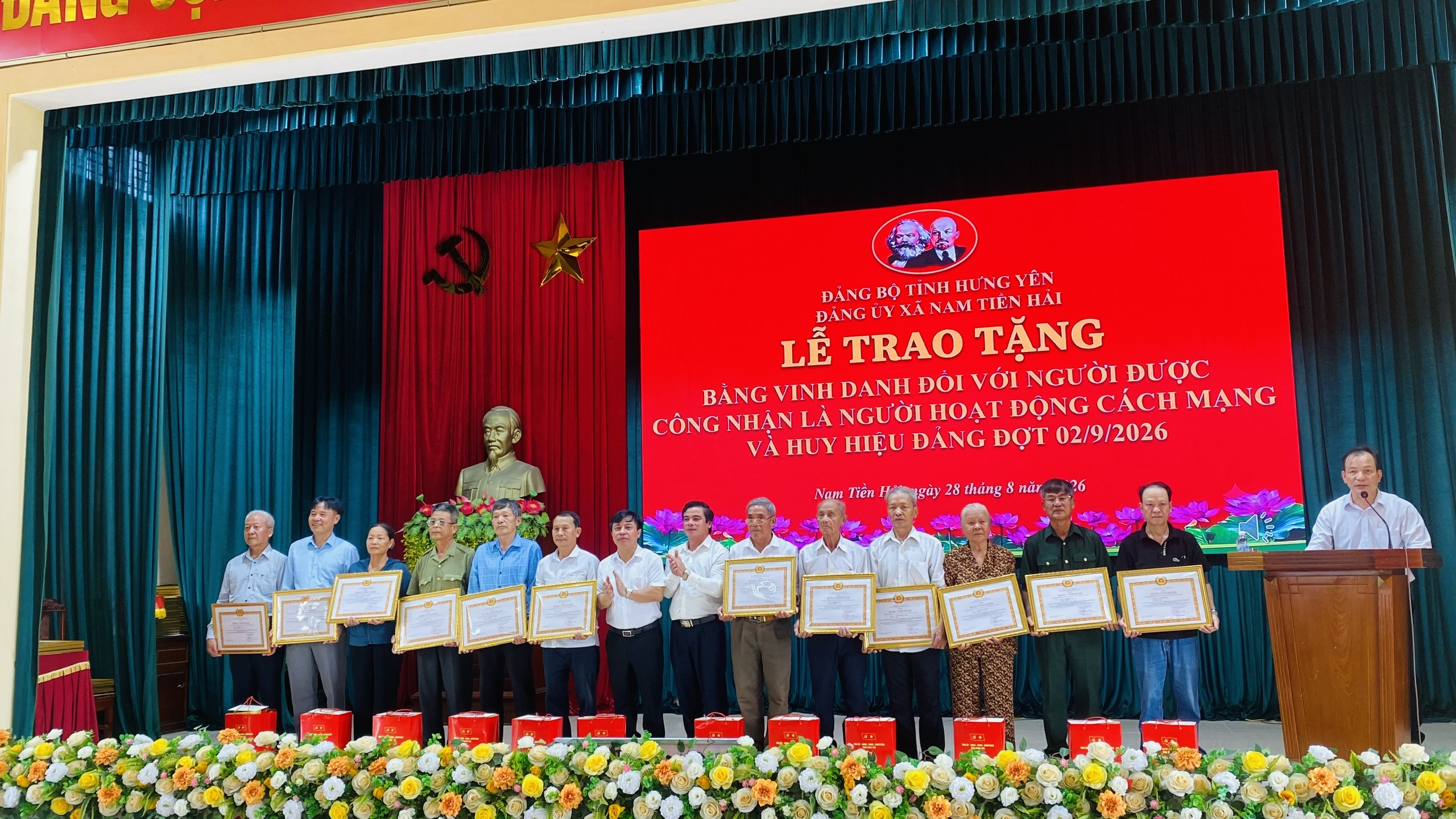 ĐẢNG ỦY XÃ NAM TIỀN HẢI LONG TRỌNG TỔ CHỨC LỄ TRAO TẶNG BẰNG VINH DANH NGƯỜI HOẠT ĐỘNG CÁCH MẠNG VÀ HUY HIỆU ĐẢNG ĐỢT 02/9/2026