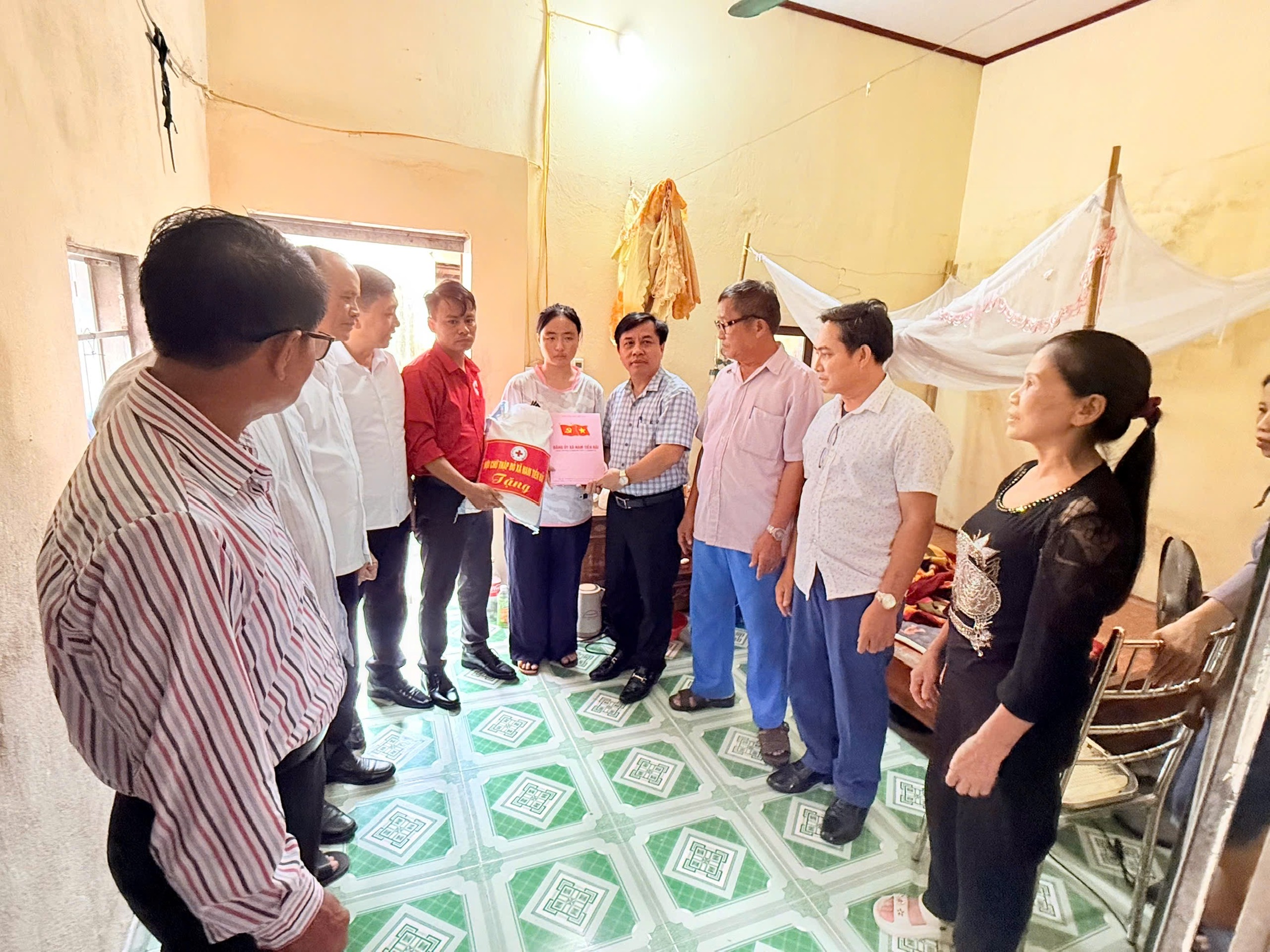 XÃ NAM TIỀN HẢI TẬN TÂM HỖ TRỢ, SẺ CHIA VỚI CÁC GIA ĐÌNH CÓ HOÀN CẢNH KHÓ KHĂN ĐỘT XUẤT TRÊN ĐỊA BÀN
