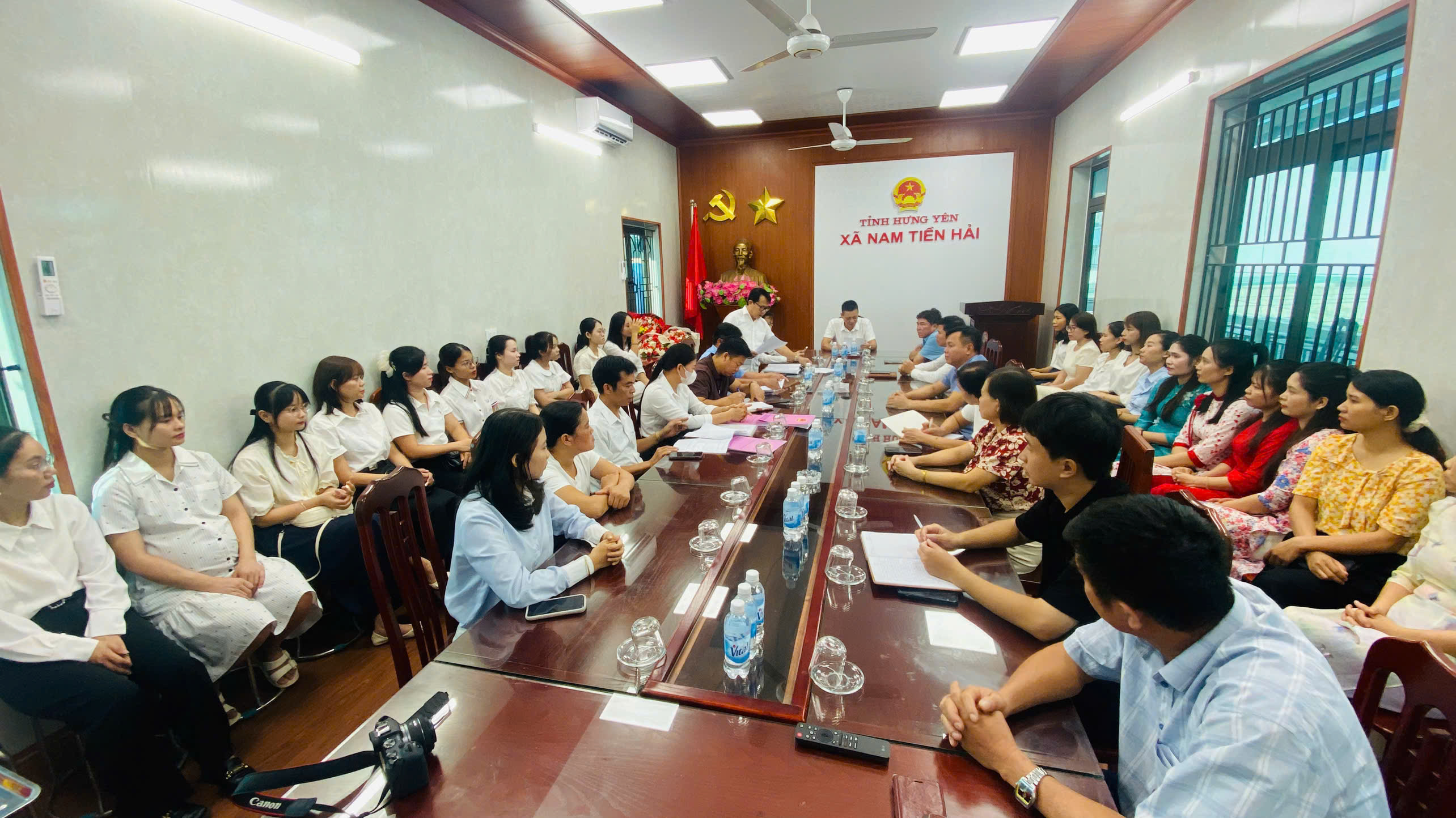 ĐẢNG UỶ - HĐND - UBND XÃ NAM TIỀN HẢI CÔNG BỐ 24 QUYẾT ĐỊNH TIẾP NHẬN VÀ PHÂN CÔNG NHÀ GIÁO VỀ CÔNG TÁC TẠI CÁC CƠ SỞ GIÁO DỤC TRÊN ĐỊA BÀN