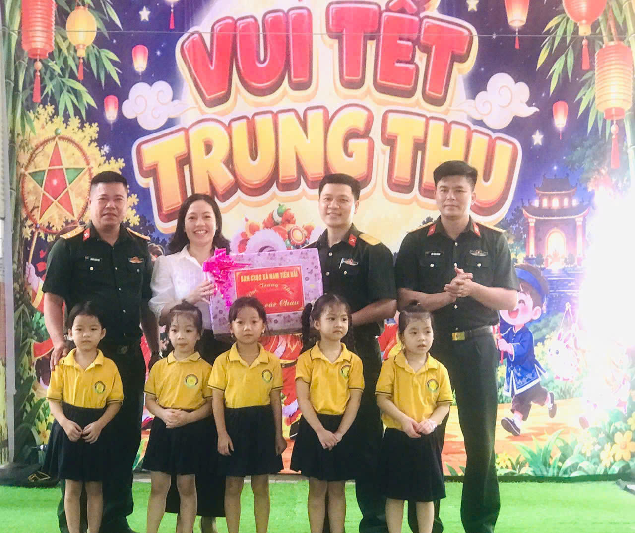 BAN CHỈ HUY QUÂN SỰ XÃ TRỌN VẸN YÊU THƯƠNG TẾT TRUNG THU CÙNG CÁC BÉ MẦM NON NAM TIỀN HẢI