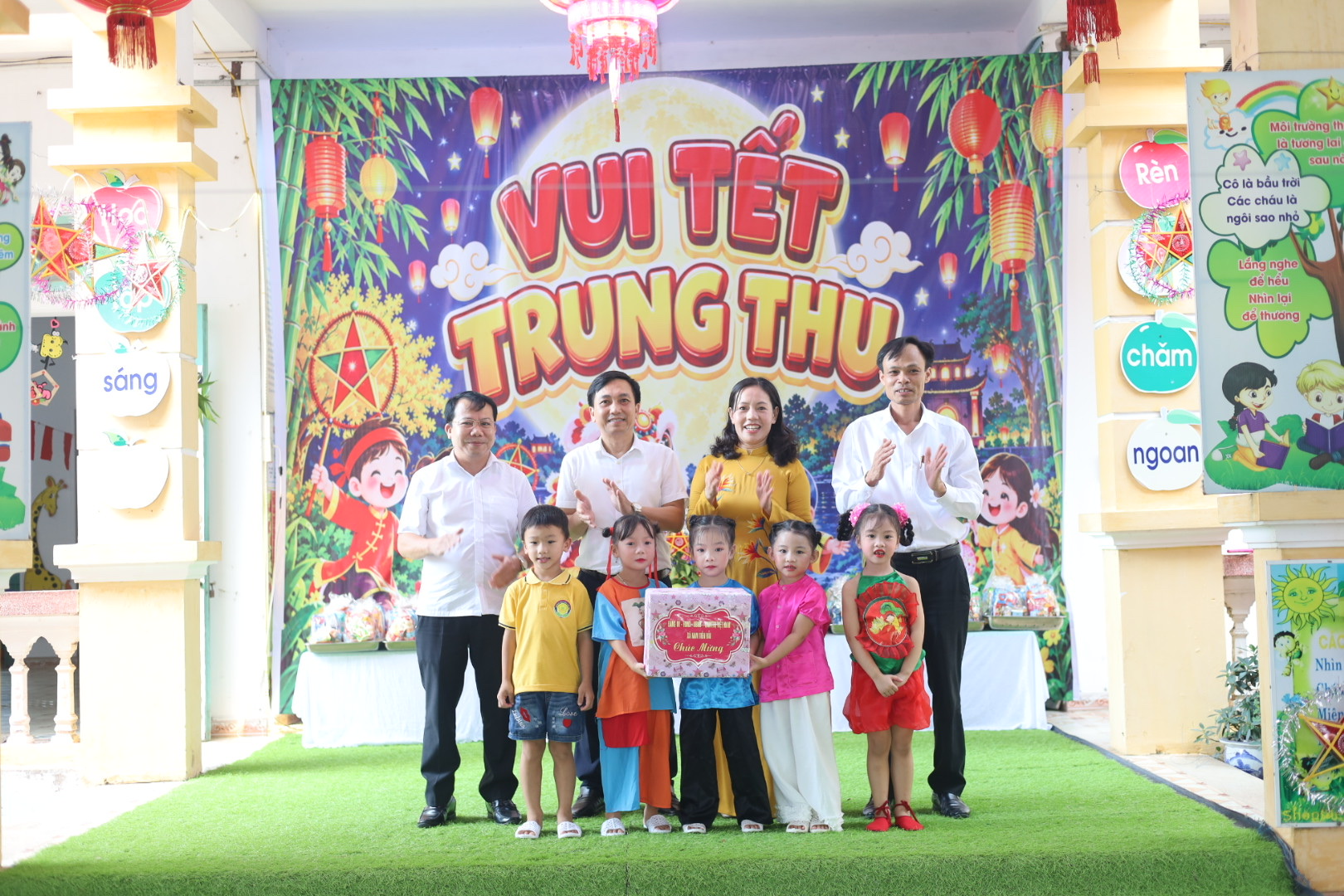 LÃNH ĐẠO XÃ NAM TIỀN HẢI THĂM, TẶNG QUÀ ẤM ÁP TẾT TRUNG THU NƠI CÁC ĐIỂM TRƯỜNG MẦM NON NAM TIỀN HẢI