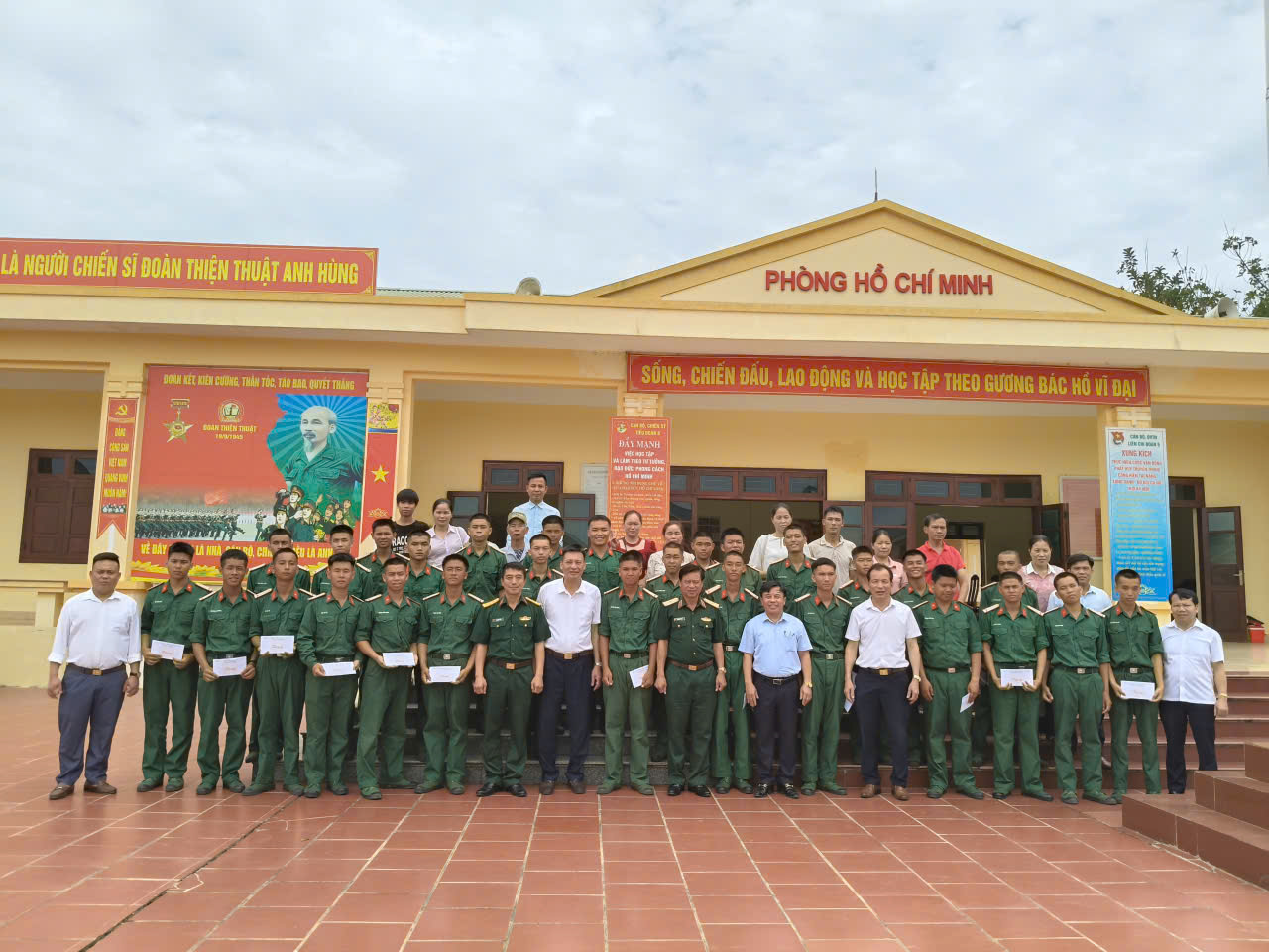 ĐOÀN ĐẠI BIỂU LÃNH ĐẠO XÃ NAM TIỀN HẢI  DỰ LỄ TUYÊN THỆ CHIẾN SĨ MỚI VÀ THĂM, ĐỘNG VIÊN CÁC TÂN BINH LÀ CON EM  QUÊ HƯƠNG TẠI TRUNG ĐOÀN 95 SƯ ĐOÀN 325