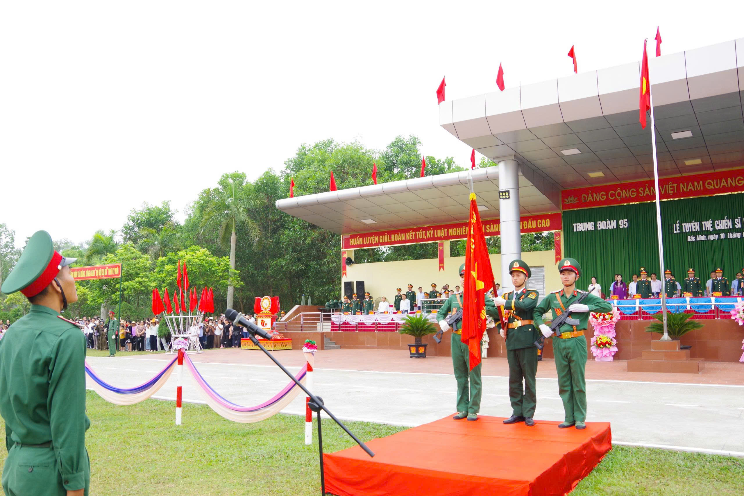 Phát biểu  tuyên thệ của đồng chí Nguyễn Văn Huấn chiến sĩ mới là con em quê hương Nam Tiền Hải tại Lễ tuyên thệ chiến sĩ mới tại Trung đoàn 95 Sư đoàn 325