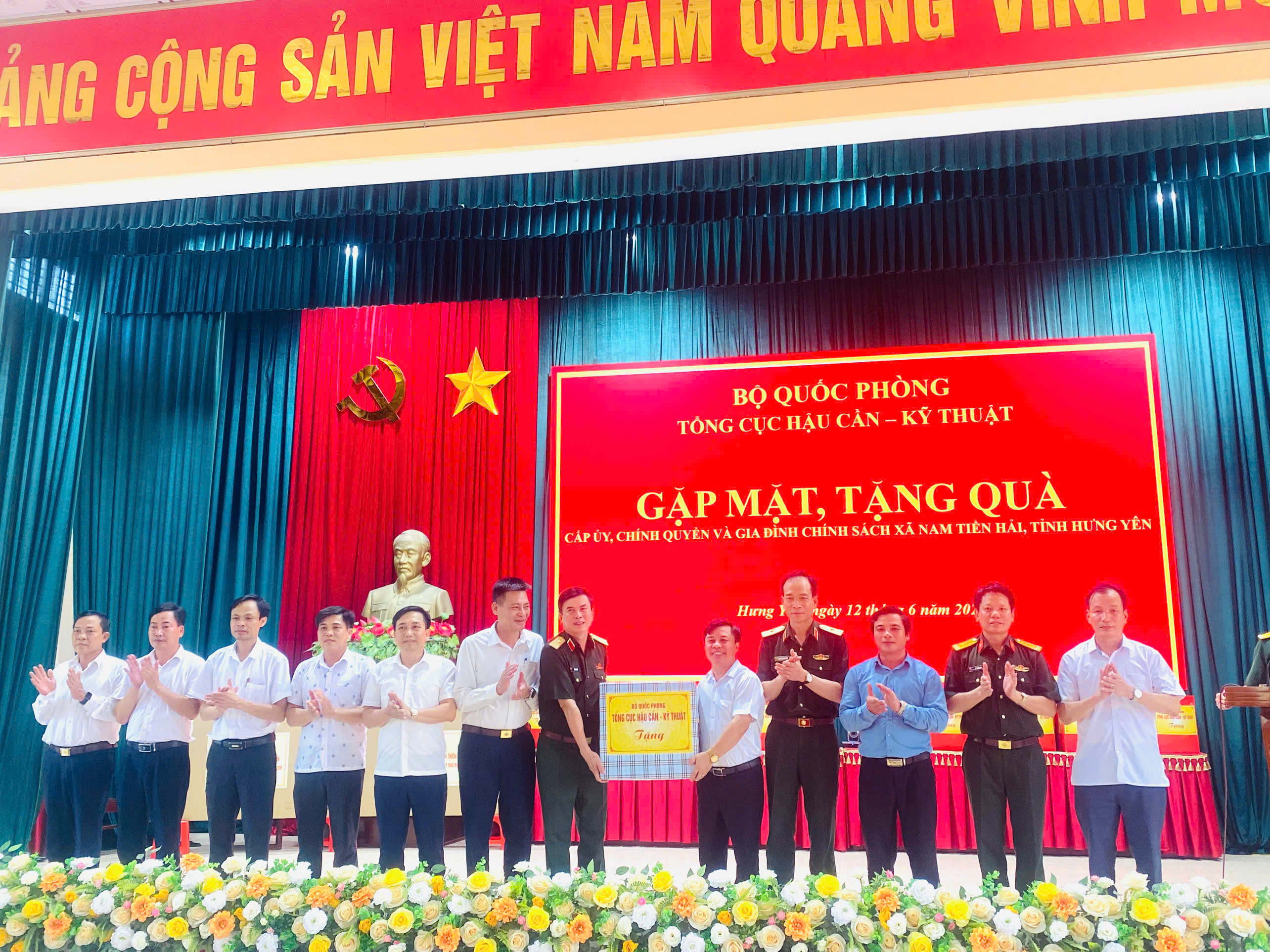TỔNG CỤC HẬU CẦN - KỸ THUẬT PHỐI HỢP TỔ CHỨC CHƯƠNG TRÌNH TẶNG QUÀ CÁC CƠ QUAN, ĐƠN VỊ VÀ 40 GIA ĐÌNH CHÍNH SÁCH TẠI XÃ NAM TIỀN HẢI