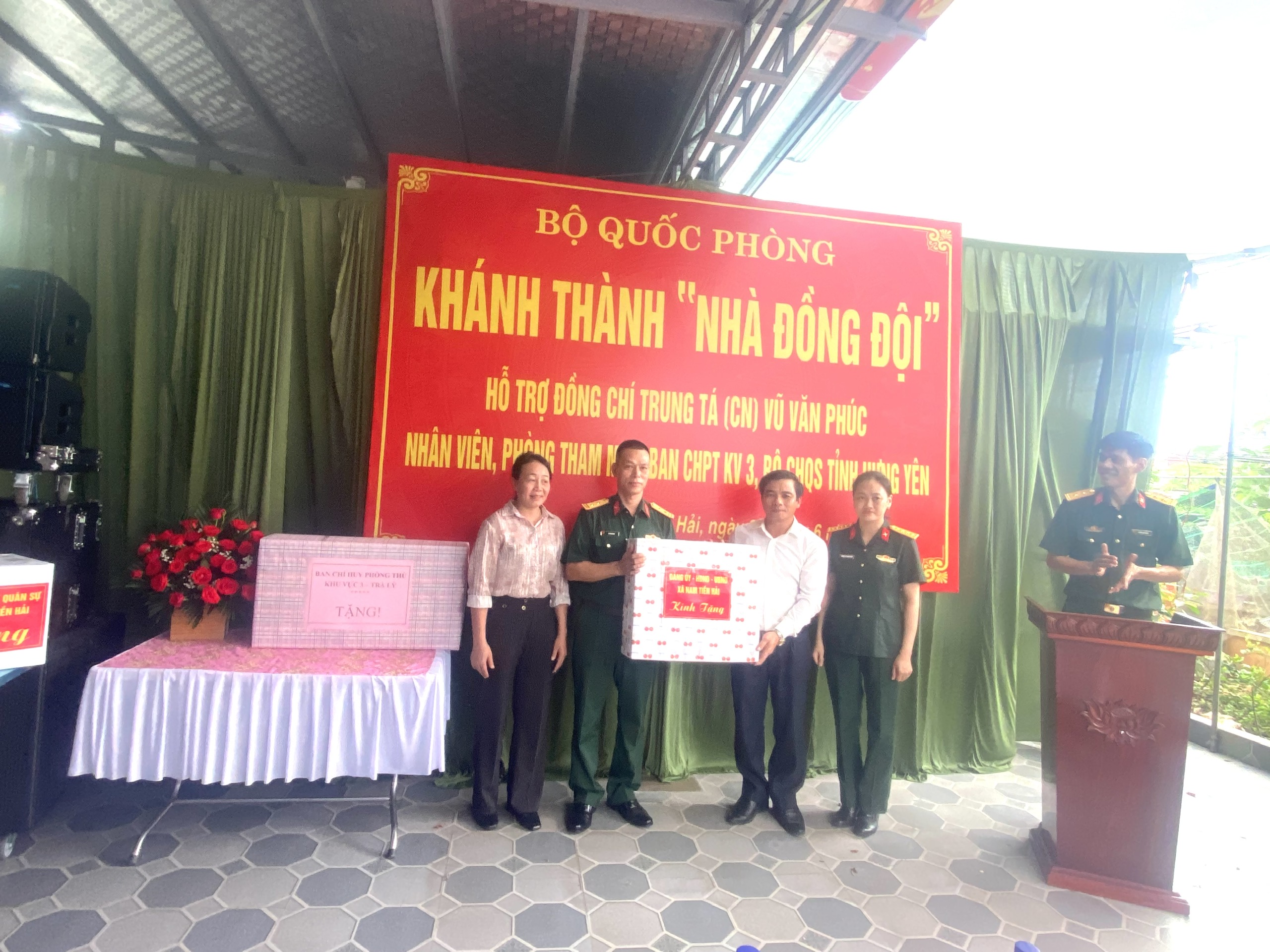 LÃNH ĐẠO ĐẢNG ỦY - HĐND - UBND XÃ NAM TIỀN HẢI DỰ LỄ KHÁNH THÀNH VÀ TẶNG QUÀ "NHÀ ĐỒNG ĐỘI" TẠI THÔN NỘI LANG BẮC