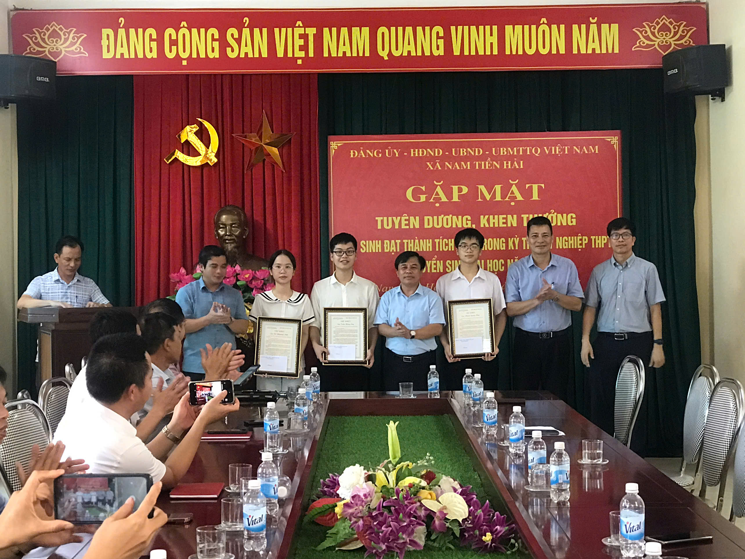XÃ NAM TIỀN HẢI TỔ CHỨC LỄ TUYÊN DƯƠNG, KHEN THƯỞNG HỌC SINH ĐẠT THÀNH TÍCH CAO TRONG KỲ THI TỐT NGHIỆP THPT VÀ TUYỂN SINH ĐẠI HỌC NĂM 2025