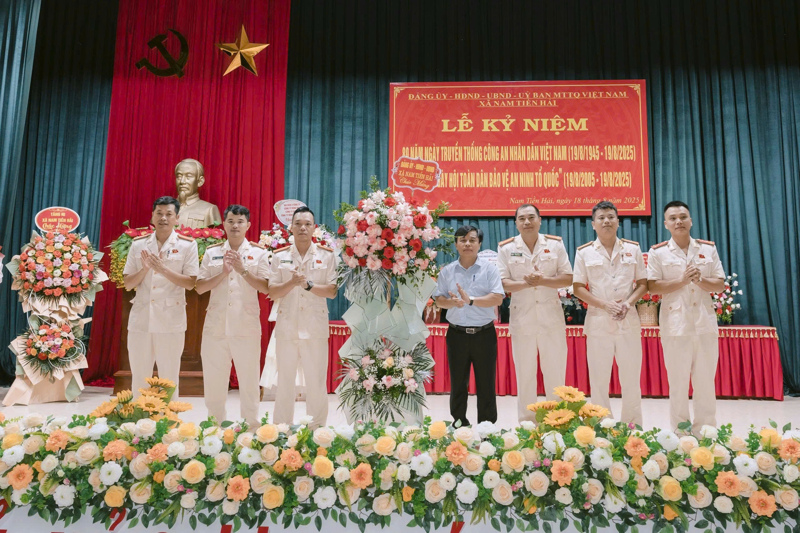 Xã Nam Tiền Hải đã long trọng tổ chức Lễ kỷ niệm 80 năm Ngày truyền thống Công an nhân dân Việt Nam (19/8/1945 – 19/8/2025) và 20 năm Ngày hội toàn dân bảo vệ an ninh Tổ quốc (19/8/2005 – 19/8/2025).