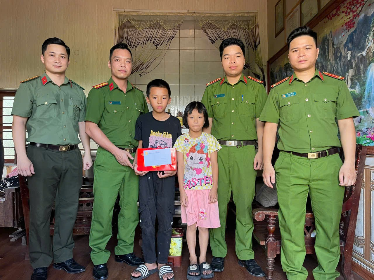 Công an xã Nam Tiền Hải, tỉnh Hưng Yên: Tặng quà Tết Trung Thu cho trẻ em có hoàn cảnh khó khăn trên địa bàn xã.