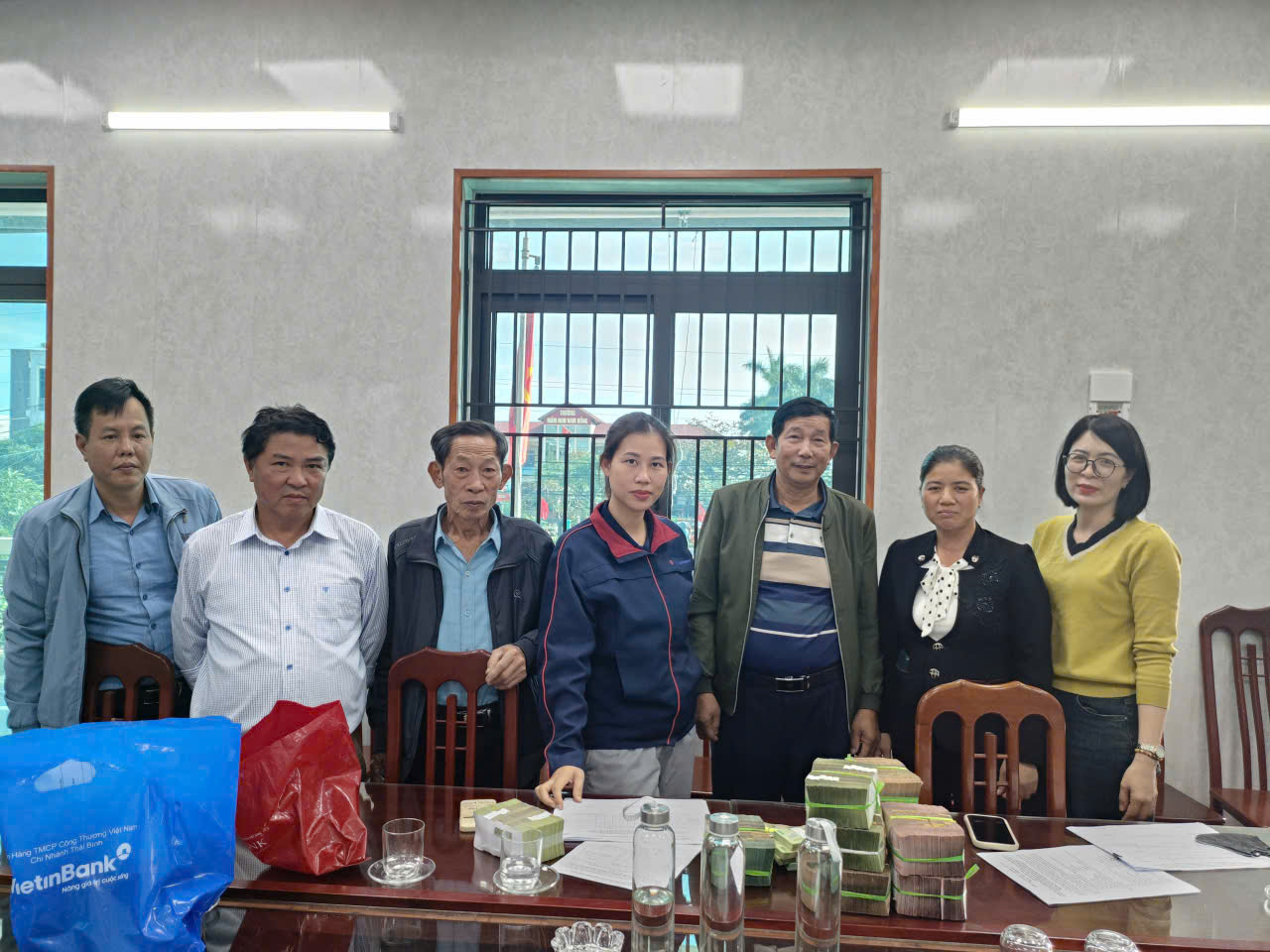 Tổ chức chi trả tiền bồi thường, hỗ trợ giải phóng mặt bằng cho nhân dân thôn An Hạ và Nội Lang Tây