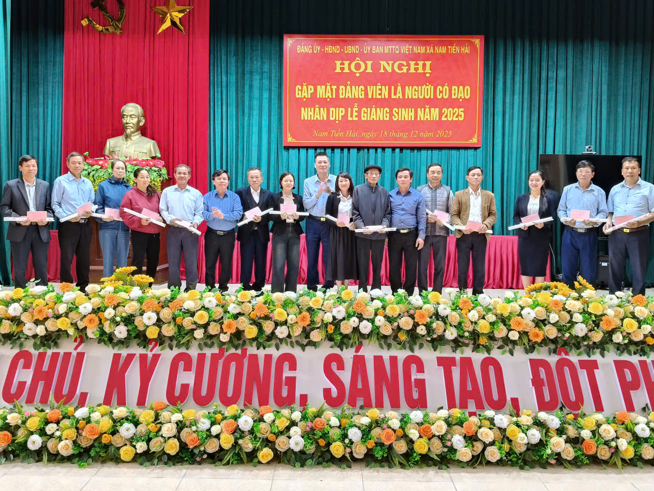 HỘI NGHỊ GẶP MẶT CÁC ĐỒNG CHÍ ĐẢNG VIÊN LÀ NGƯỜI CÓ ĐẠO NHÂN DỊP LỄ GIÁNG SINH NĂM 2025: Phát huy tinh thần đại đoàn kết toàn dân tộc, lương – giáo đồng hành vì mục tiêu xây dựng chính quyền địa phương vững mạnh, đưa quê hương Nam Tiền Hải phát triển bền vững
