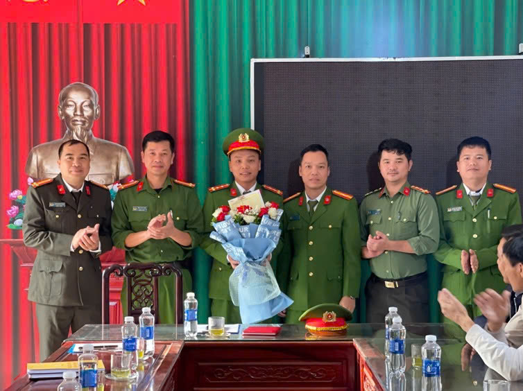 Công an xã Nam Tiền Hải tổ chức Lễ công bố Quyết định của Giám đốc Công an tỉnh về công tác cán bộ.