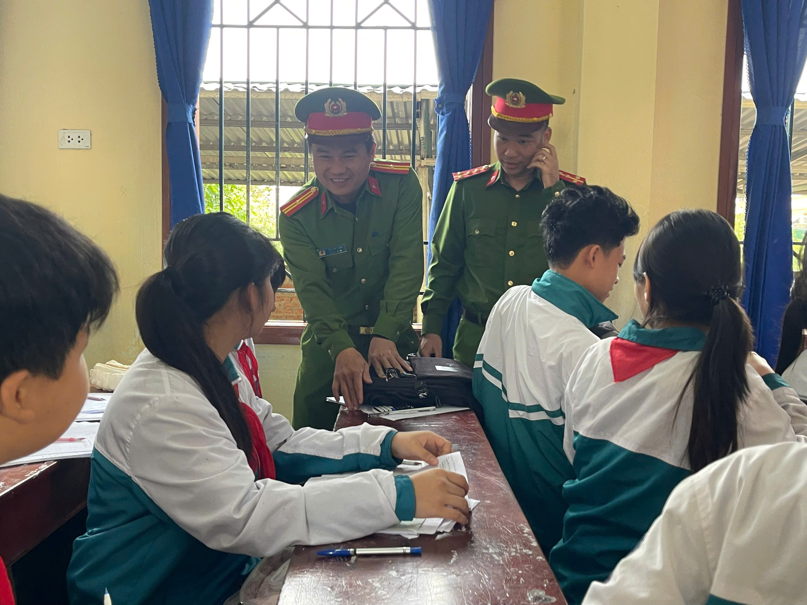 Công An xã Nam Tiền Hải phối hợp Trường THCS Nam Hải kiểm tra việc chấp hành quy định pháp luật về, vũ khí, vật liệu nổ, công cụ hỗ trợ và pháo dịp cuối năm.