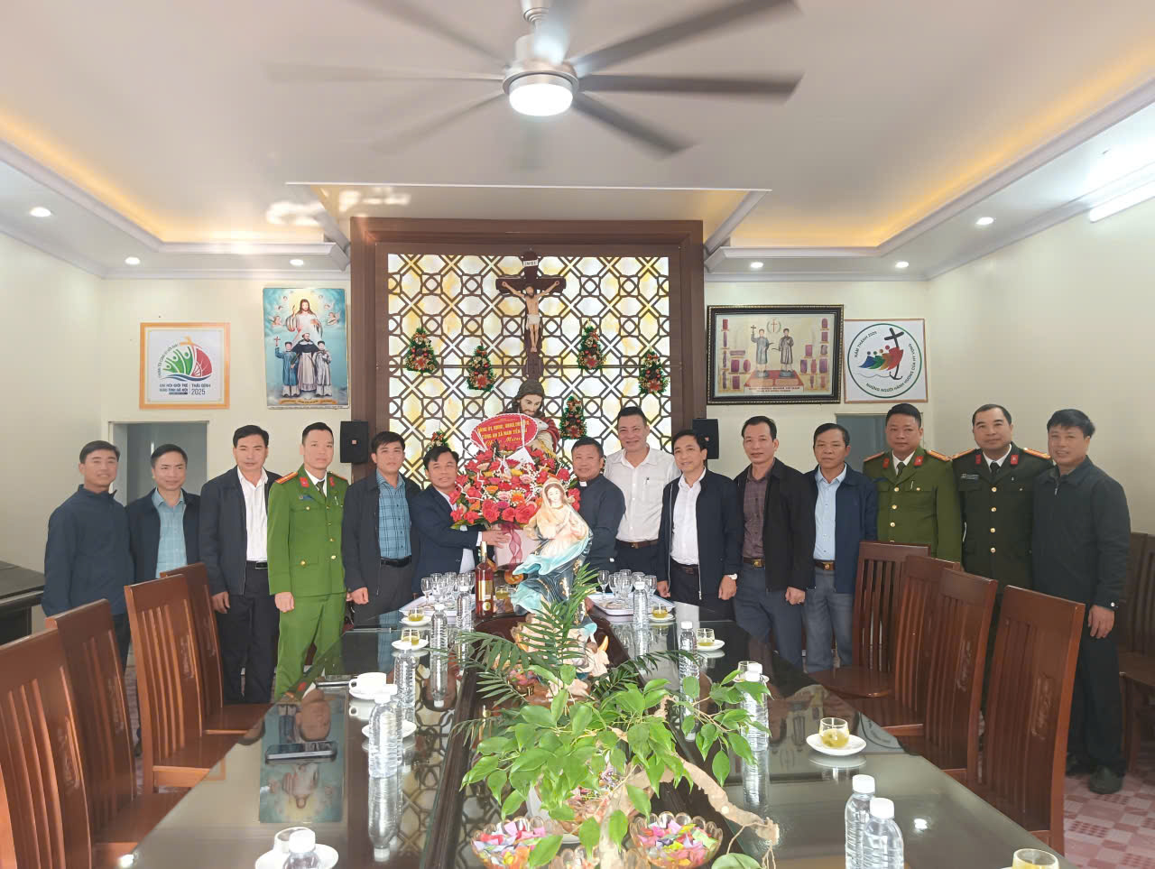 THƯỜNG TRỰC ĐẢNG ỦY – HĐND – UBND – ỦY BAN MTTQ – CÔNG AN XÃ NAM TIỀN HẢI THĂM, CHÚC MỪNG CÁC GIÁO XỨ NHÂN DỊP LỄ NÔ-EN NĂM 2025: Khẳng định truyền thống đoàn kết lương - giáo, đồng hành cùng sự nghiệp xây dựng và phát triển quê hương