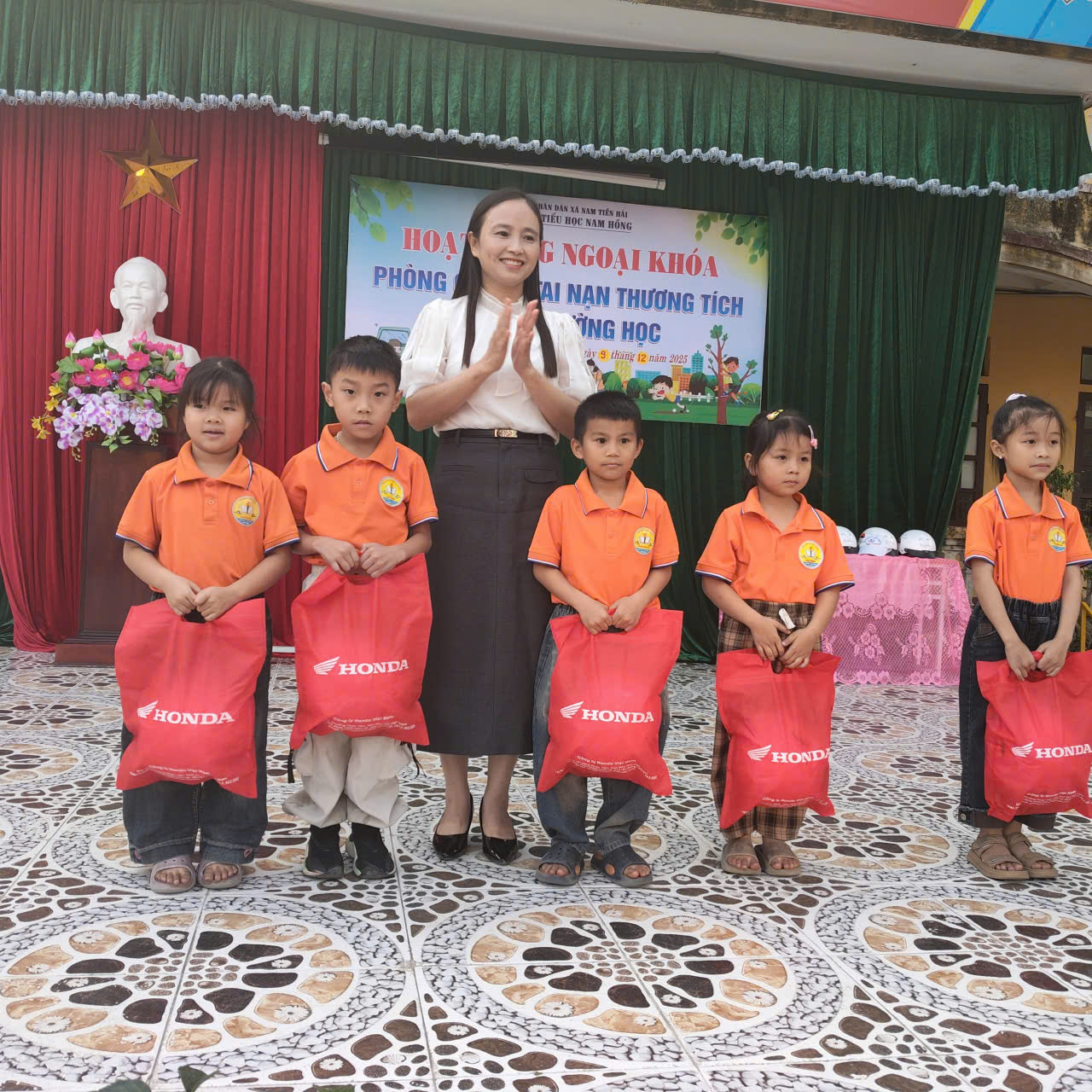 TRƯỜNG TIỂU HỌC NAM HỒNG TỔ CHỨC HOẠT ĐỘNG NGOẠI KHÓA VỚI CHỦ ĐỀ: “PHÒNG CHỐNG TAI NẠN THƯƠNG TÍCH TRONG TRƯỜNG HỌC”