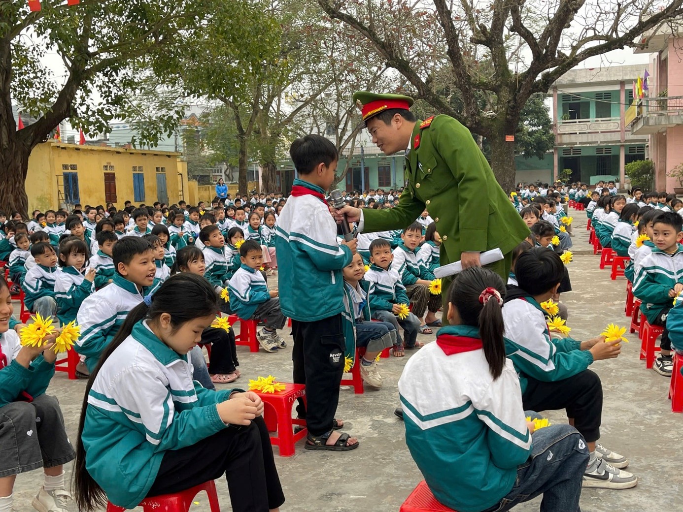 Công an xã Nam Tiền Hải: Tuyên truyền kiến thức pháp luật cho cán bộ giáo viên, học sinh dịp Tết  Bính Ngọ 2026.