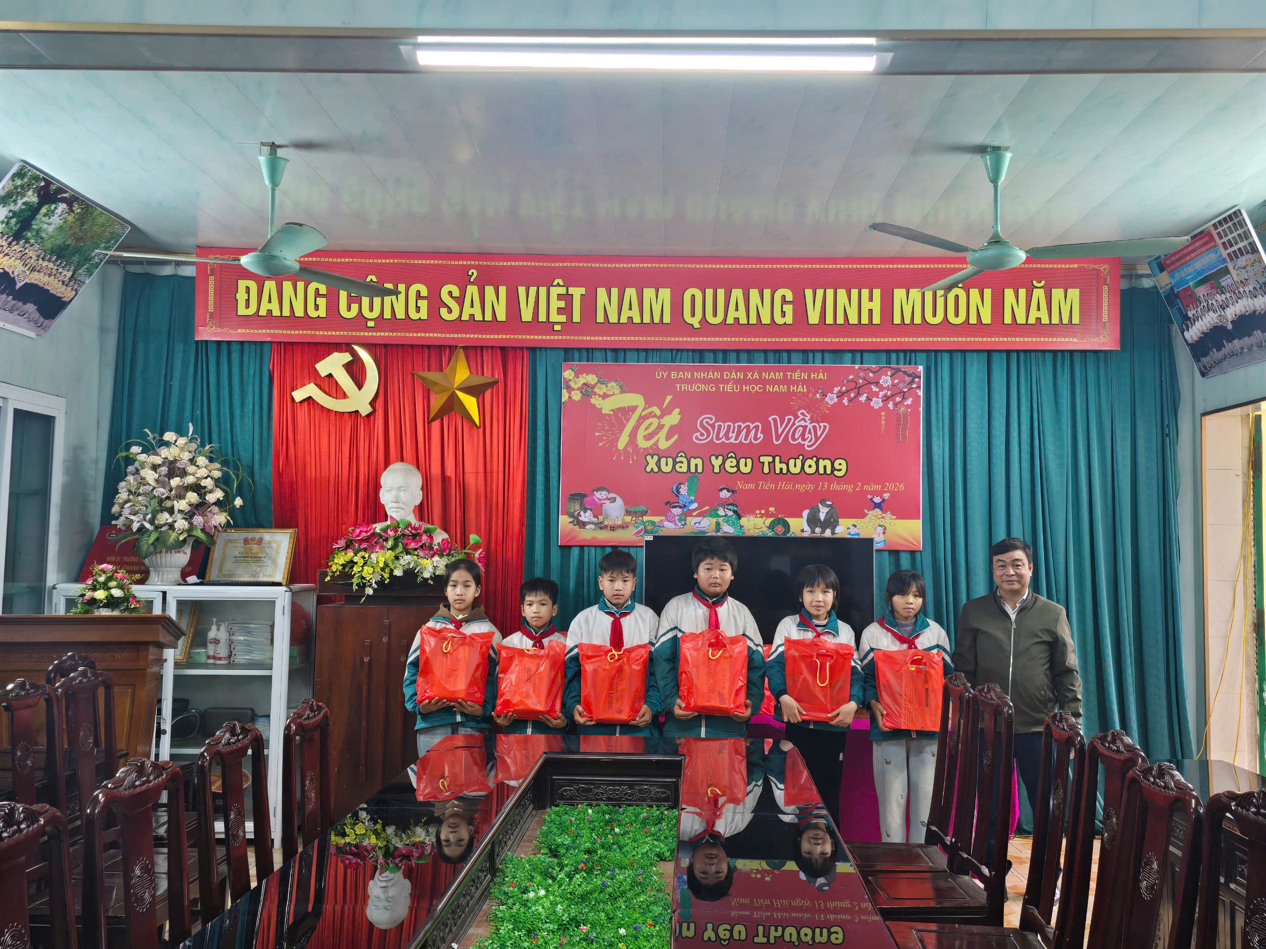 TẾT SUM VẦY – XUÂN YÊU THƯƠNG LAN TỎA TINH THẦN NHÂN ÁI QUA HOẠT ĐỘNG TẶNG QUÀ TẾT CHO HỌC SINH CÓ HOÀN CẢNH KHÓ KHĂN TẠI TRƯỜNG TIỂU HỌC NAM HẢI