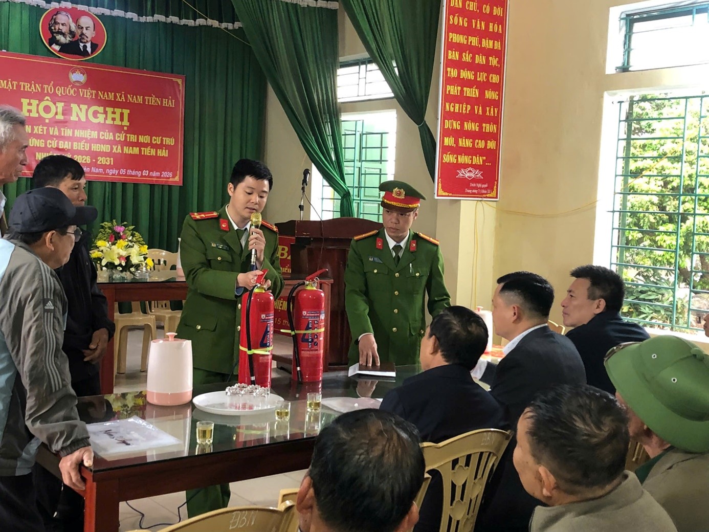 Đồng chí Trưởng Công an xã đại diện Tiểu ban ANTT bầu cử xã Nam Tiền Hải kiểm tra, hướng dẫn công tác đảm bảo ANTT; PCCC tại các tổ bầu cử.
