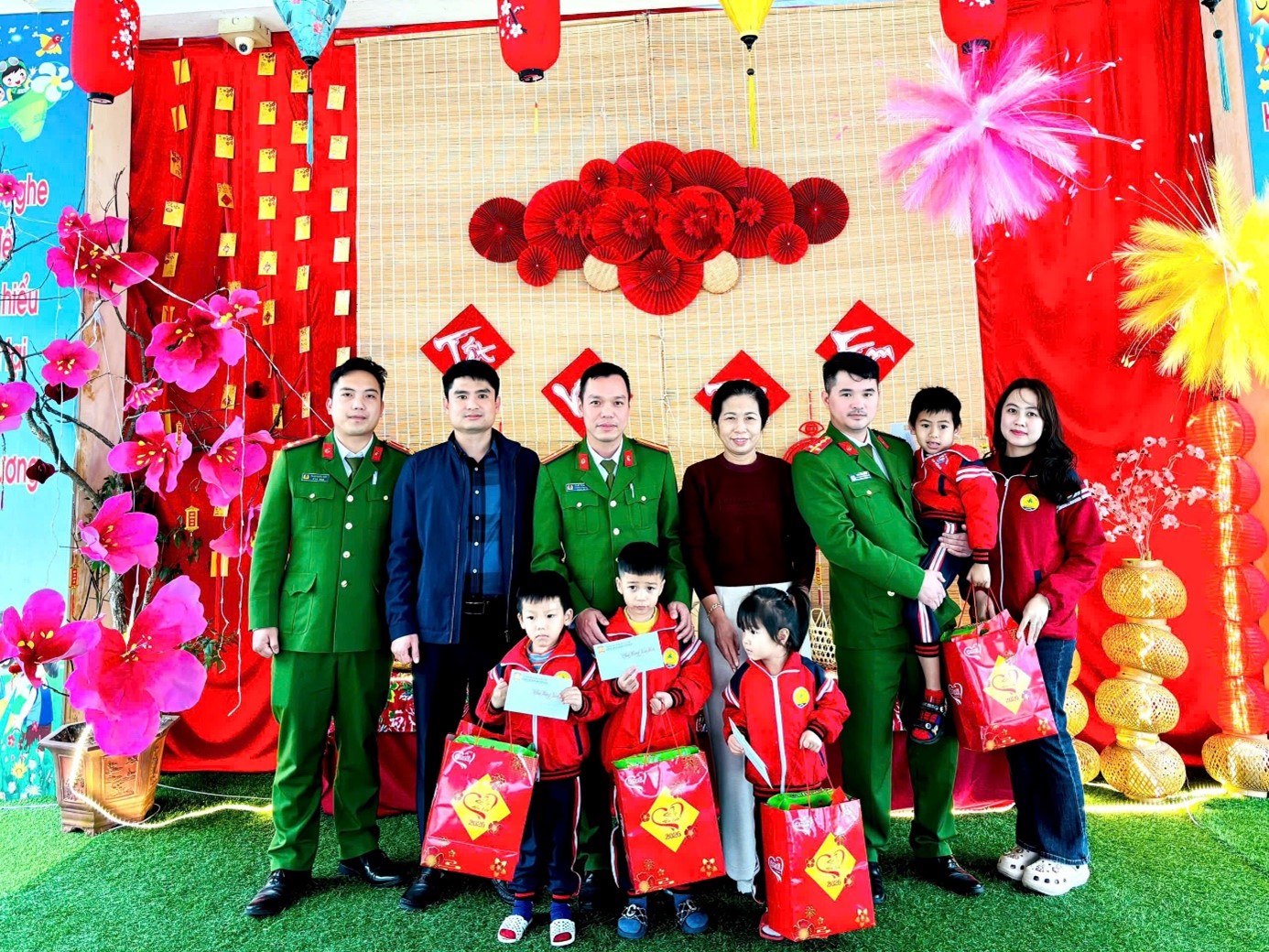 Công an xã Nam Tiền Hải thăm, tặng quà Tết các em nhỏ có hoàn cảnh khó khăn dịp Tết nguyên đán Bính Ngọ 2026