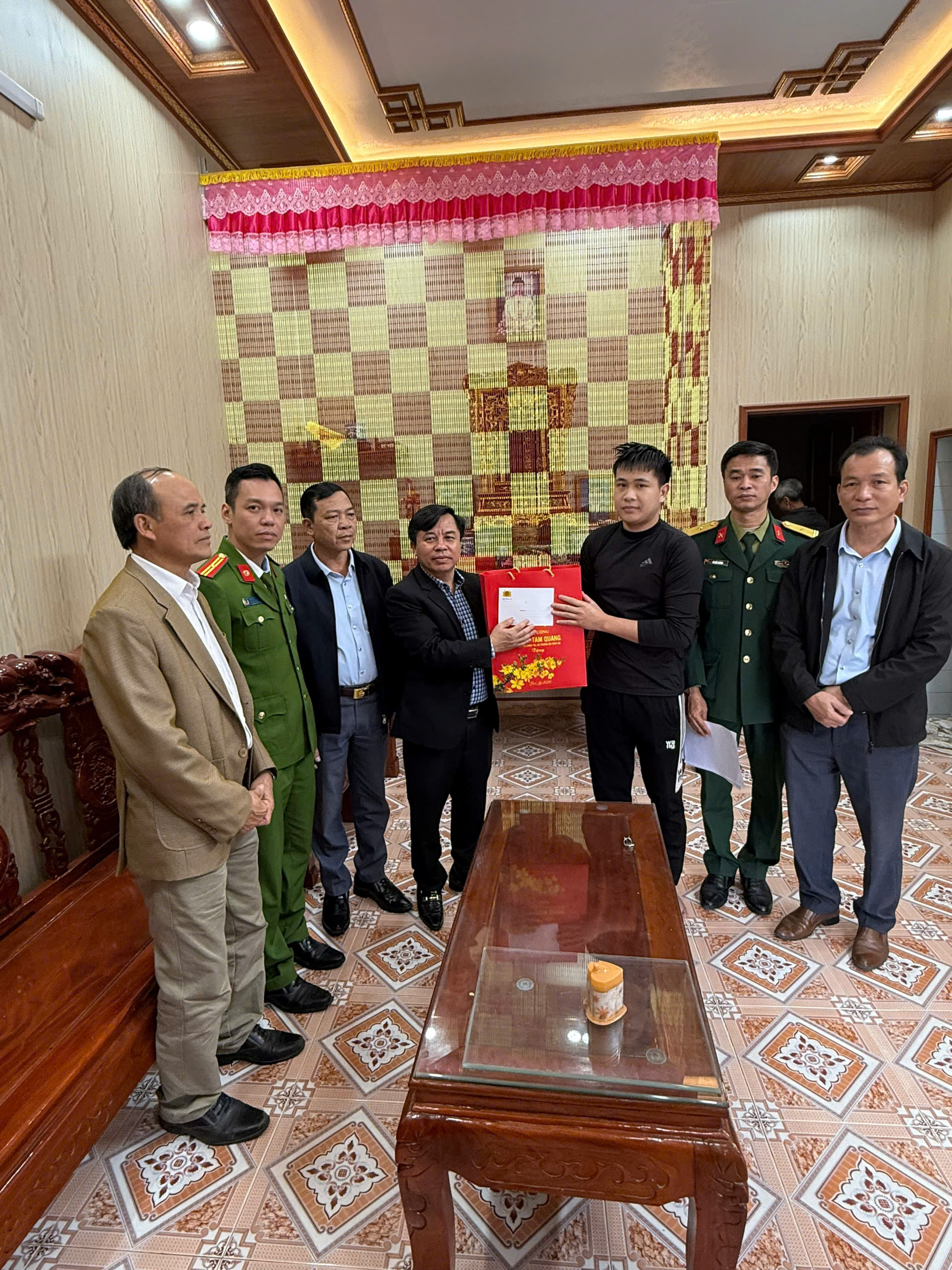 ĐẢNG BỘ, CHÍNH QUYỀN XÃ NAM TIỀN HẢI TỔ CHỨC THĂM, TẶNG QUÀ ĐỘNG VIÊN THANH NIÊN NHẬP NGŨ NĂM 2026
