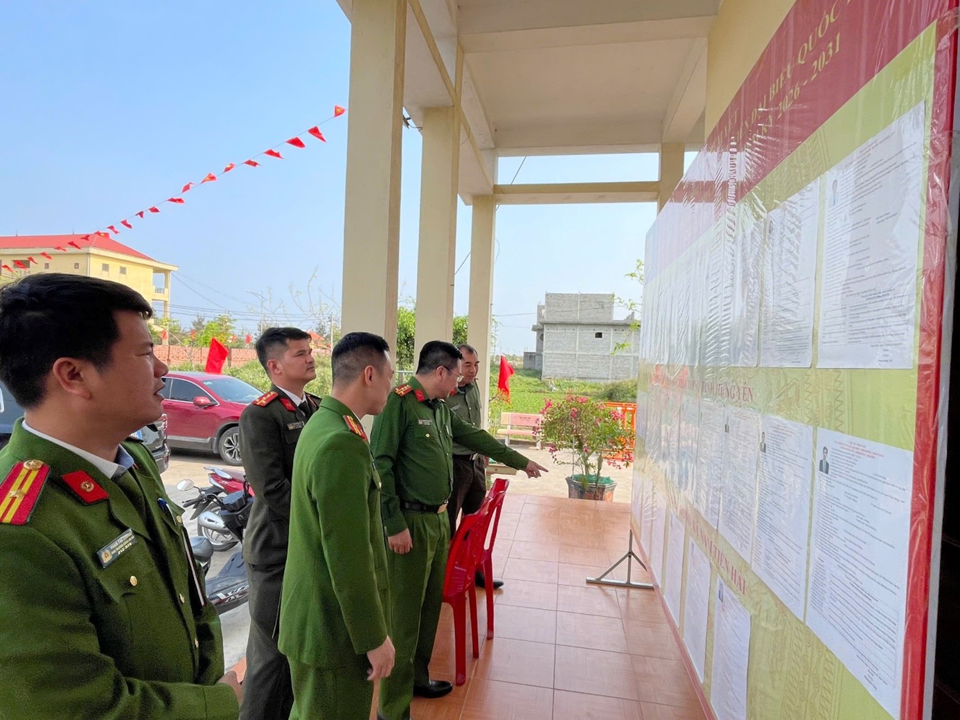 Đồng chí Đại tá Phạm Thanh Tiến - Phó Giám đốc Công an tỉnh kiểm tra công tác đảm bảo an ninh trật tự bầu cử tại xã Nam Tiền Hải.