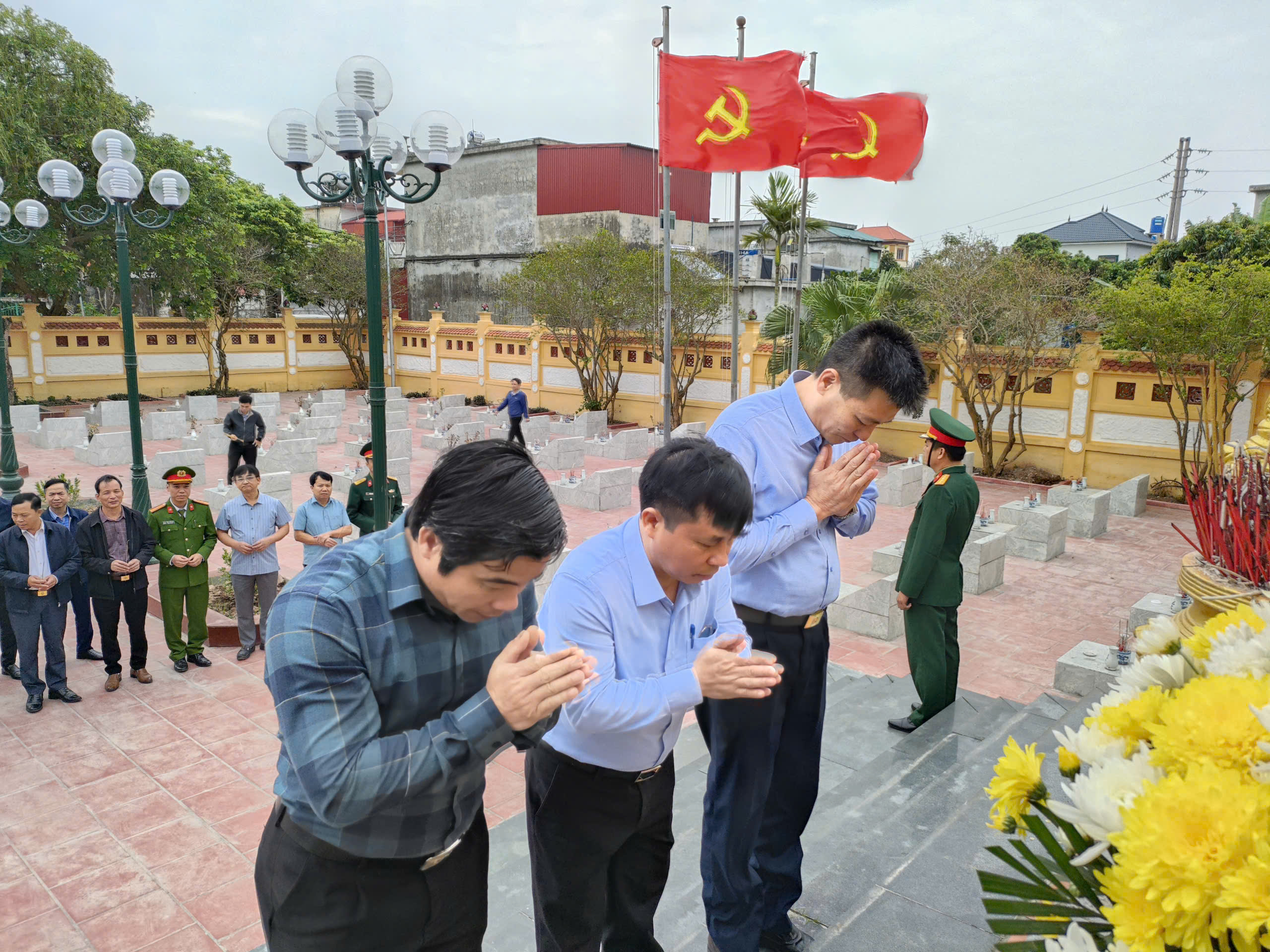 ĐẢNG ỦY - HĐND - UBND - ỦY BAN MTTQ VIỆT NAM XÃ NAM TIỀN HẢI TỔ CHỨC LỄ DÂNG HƯƠNG TẠI NGHĨA TRANG LIỆT SỸ: HUN ĐÚC KHÍ THẾ CHÍNH TRỊ HƯỚNG TỚI NGÀY BẦU CỬ ĐẠI BIỂU QUỐC HỘI KHÓA XVI VÀ ĐẠI BIỂU HĐND CÁC CẤP NHIỆM KỲ 2026 – 2031