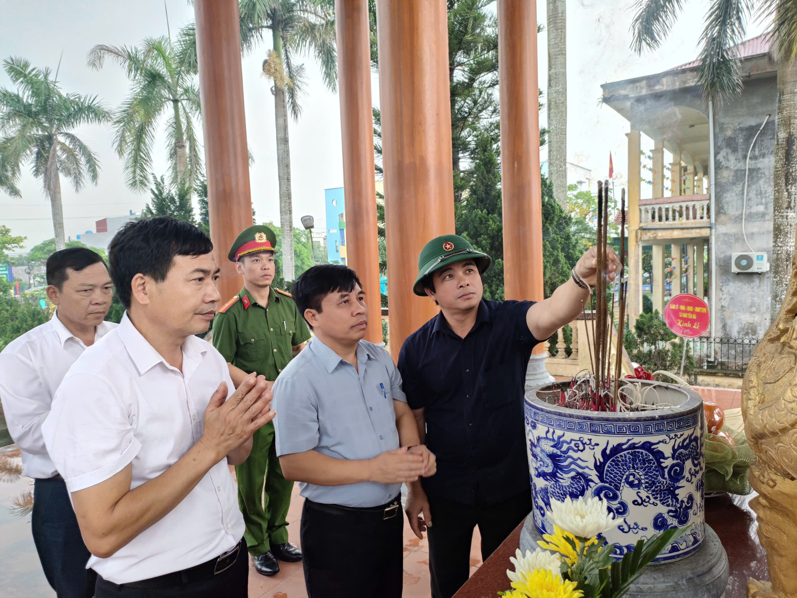 Đảng uỷ – HĐND – UBND – Ủy ban MTTQ Việt Nam xã Nam Tiền Hải tổ chức Lễ dâng hương tại Nghĩa trang Liệt sỹ xã nhân Ngày lễ giỗ tổ Hùng Vương và kỷ niệm Ngày chiến thắng 30/4.