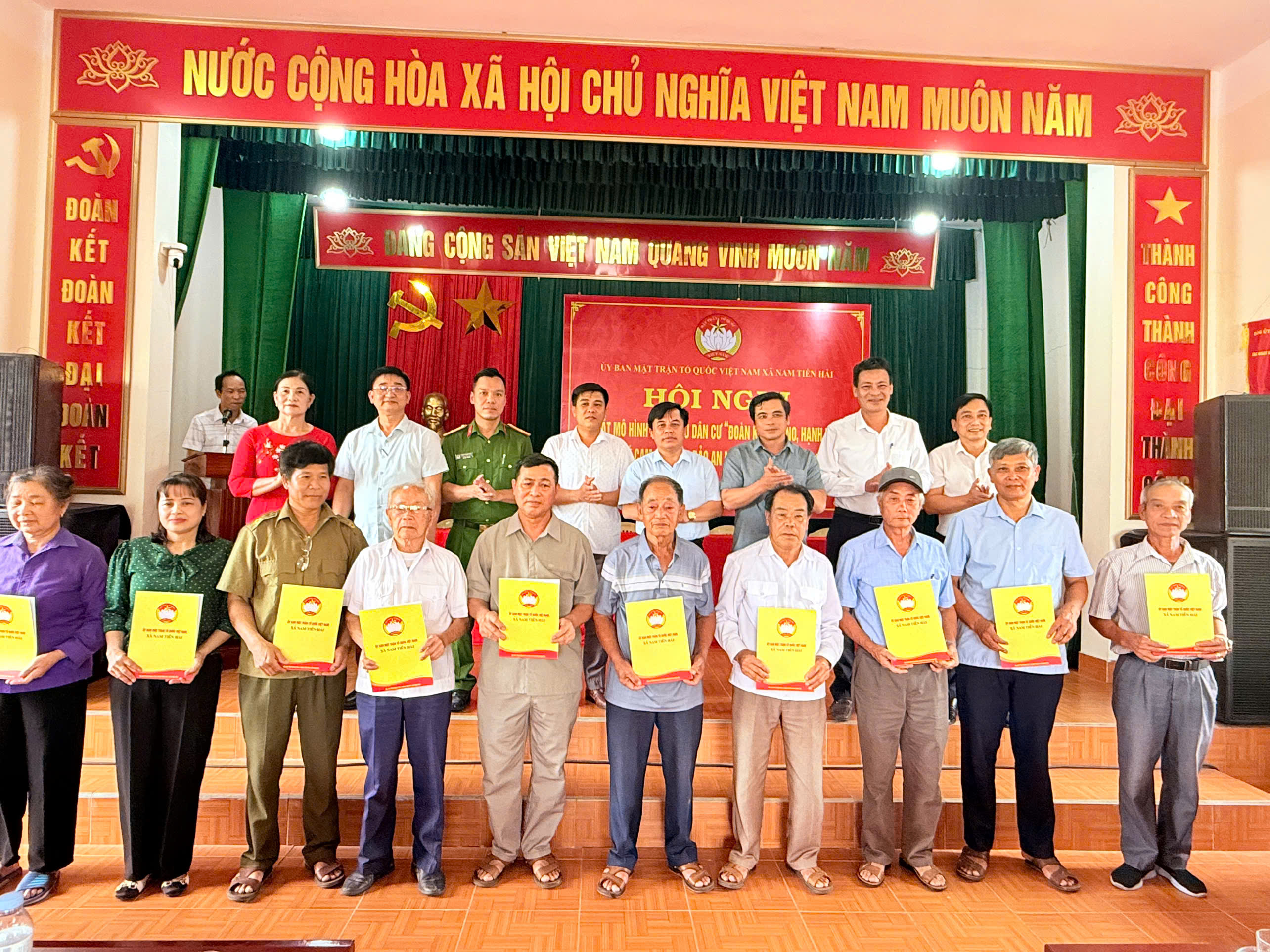 THÔN TRUNG LANG: RA MẮT MÔ HÌNH ĐIỂM KHU DÂN CƯ “ĐOÀN KẾT, ẤM NO, HẠNH PHÚC” VÀ KÝ CAM KẾT ĐẢM BẢO AN NINH TRẬT TỰ
