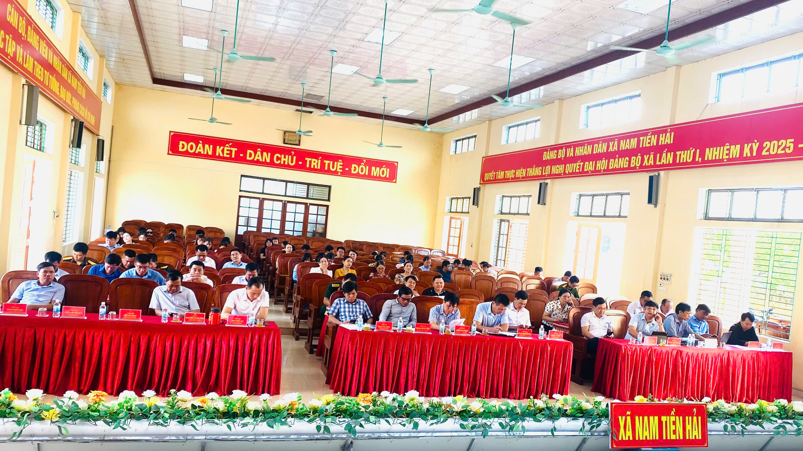 ĐẢNG ỦY XÃ NAM TIỀN HẢI TỔ CHỨC THAM DỰ HỘI NGHỊ TOÀN QUỐC QUÁN TRIỆT, TRIỂN KHAI THỰC HIỆN NGHỊ QUYẾT HỘI NGHỊ TRUNG ƯƠNG 4 KHÓA XIV CỦA ĐẢNG